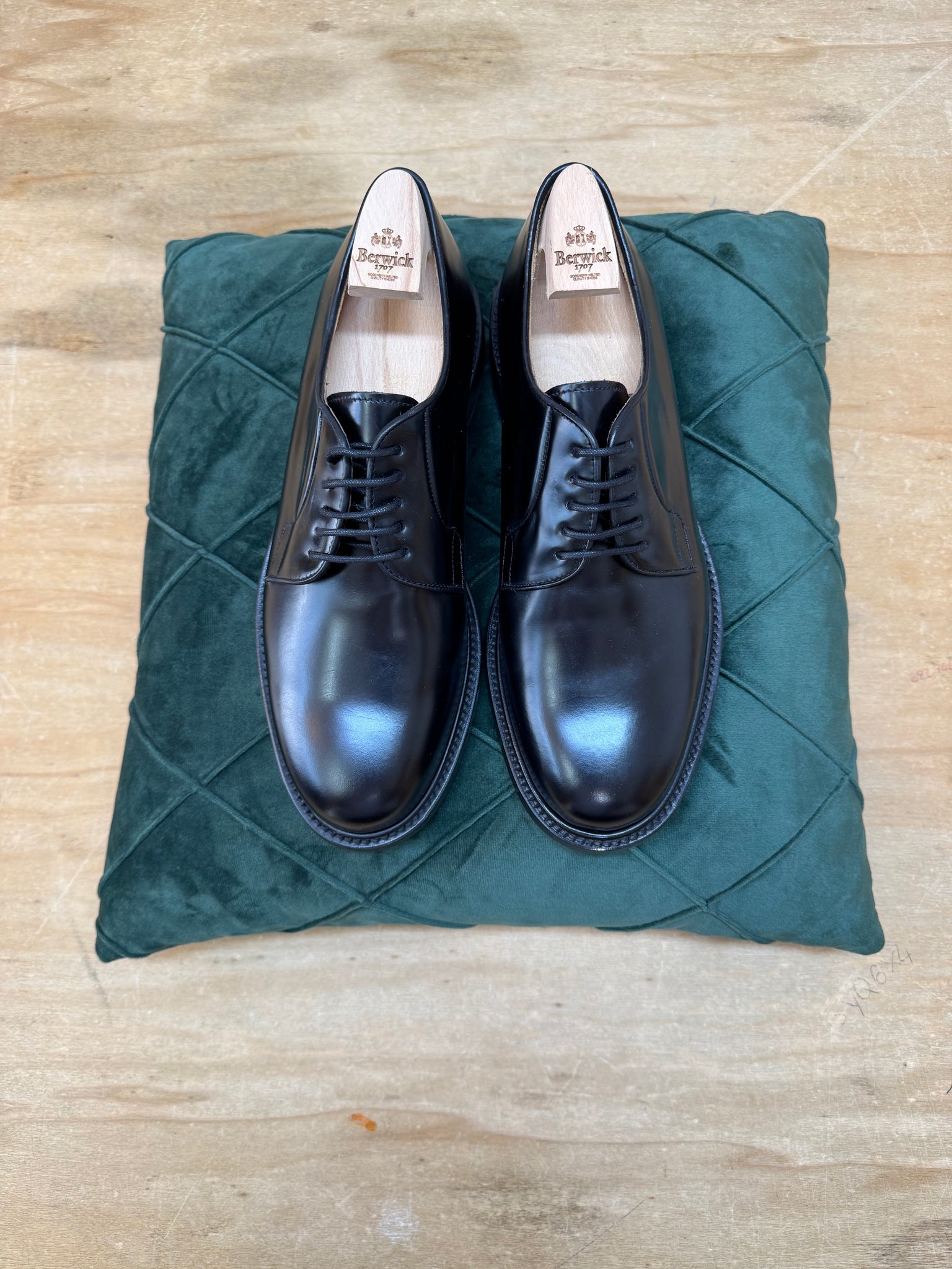 Berwick 1707 Derby in pelle nero